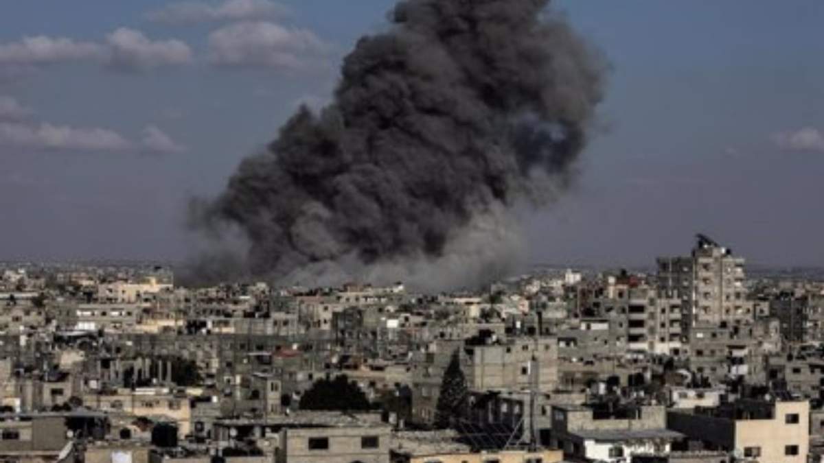 Una columna de humo tras un bombardeo de Israel contra Jan Yunis, en el sur de la Franja de Gaza