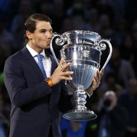 Rafael Nadal recibe trofeo que lo acredita como el mejor del año