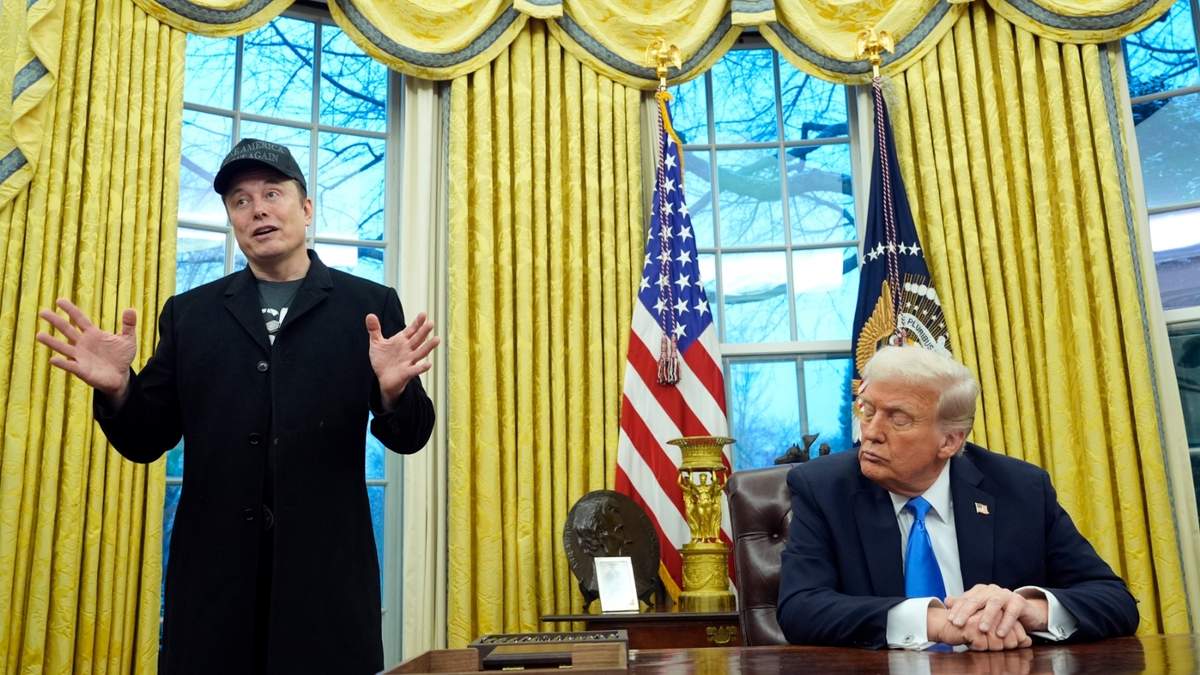 El presidente de Estados Unidos, Donald Trump, escucha a Elon Musk hablando en la Oficina Oval en la Casa Blanca, el martes 11 de febrero de 2025, en Washington