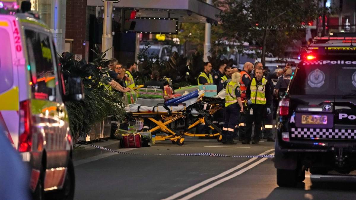 Personal de emergencias esperan con camillas afuera del centro comercial Westfield, donde varias personas fueron apuñaladas en Sydney