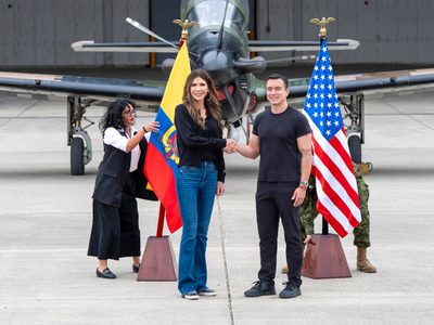 Presidente de Ecuador muestra a Kristi Noem sitios para una base militar de EU contra el narco