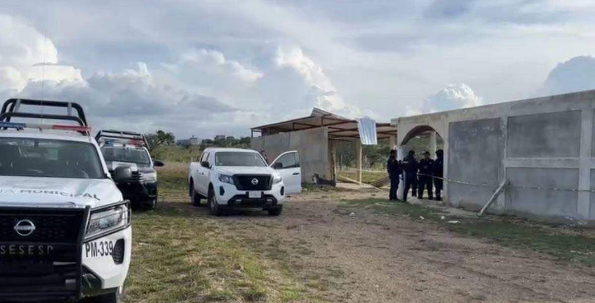 Elementos policiacos en la casa abandonada donde se hallaron a dos mujeres muertas en fosa séptica