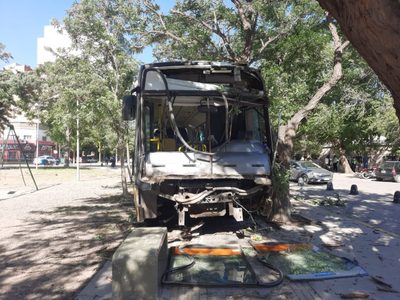 Luego del choque del colectivo sin frenos en pleno centro de Neuquén los choferes iniciaron un paro