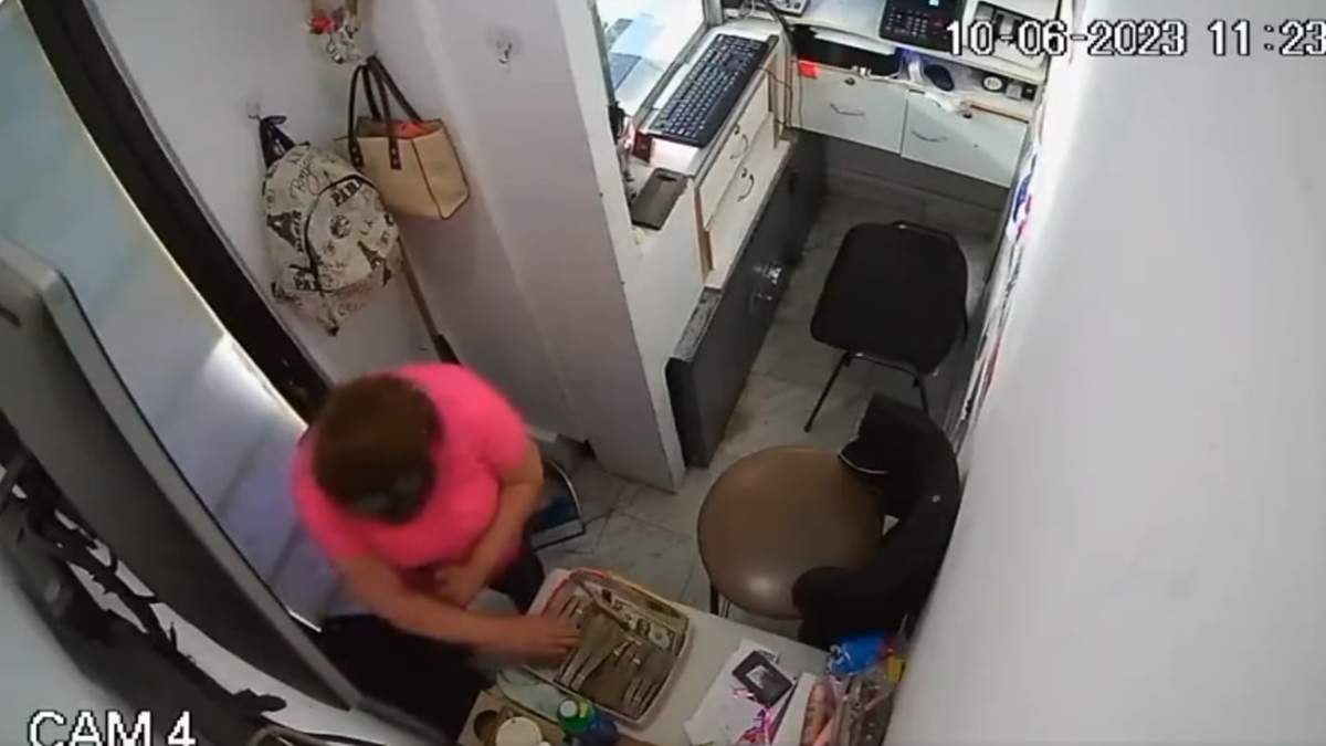 La mujer colocó el dinero en su bolso de mano