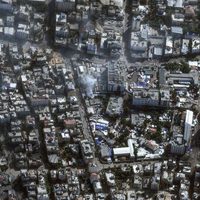 Miles de personas huyen del mayor hospital de Gaza, pero cientos, incluidos bebés, siguen atrapados