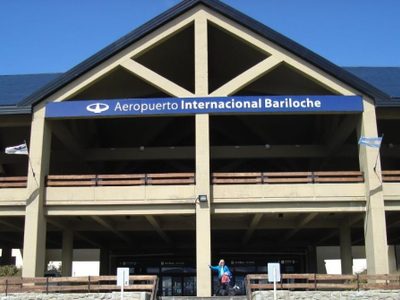 Un grupo de personas que viajaban a Neuquén quedaron varadas en el aeropuerto de Bariloche