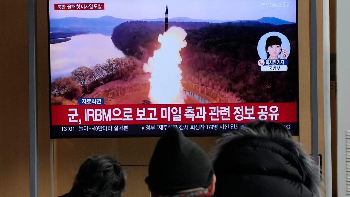 Un televisor muestra una imagen de archivo de un lanzamiento de misil de Corea del Norte durante un noticiero en una estación de tren de Seúl, Corea del Sur