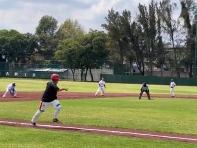 AMLO sufre “pequeño desgarre” en juego de beisbol