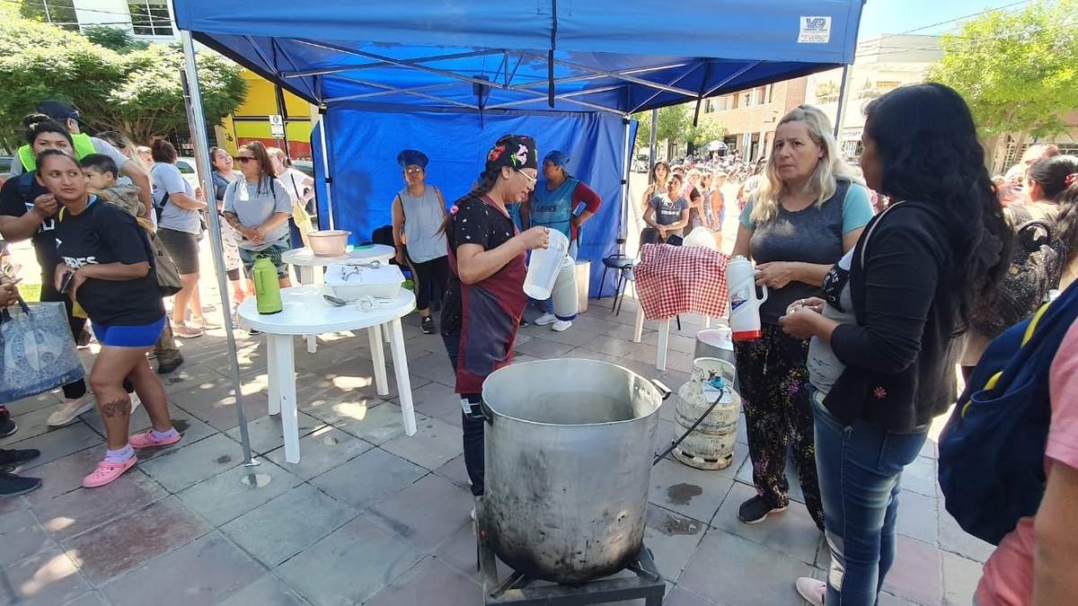 Las responsables de los comedores y merenderos de Neuquén trasladaron el reclamo a Casa de Gobierno. Fuente: (Javier Manzano)