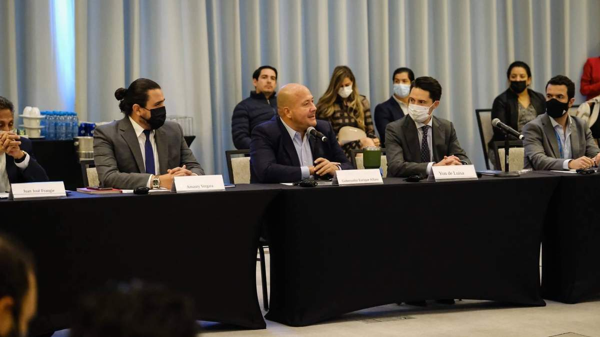 El gobernador en la reunión con el comité de FIFA