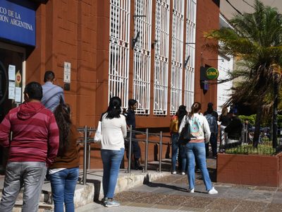 Dieron marcha atrás y los beneficiarios del IFE sí podrán comprar dólares