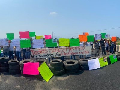 Bloquean puente que comunica a Colima y Michoacán por desaparición de un joven de 15 años