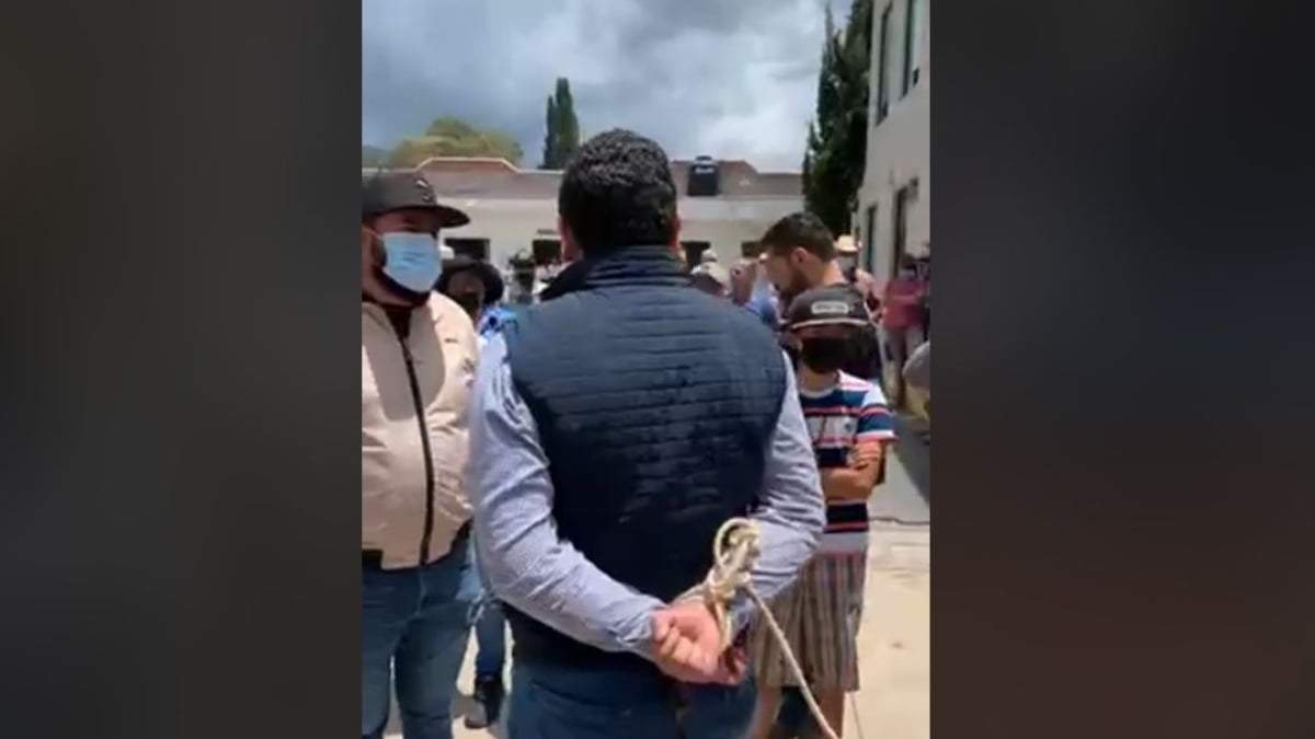 El funcionario amarrado fue exhibido en la plaza