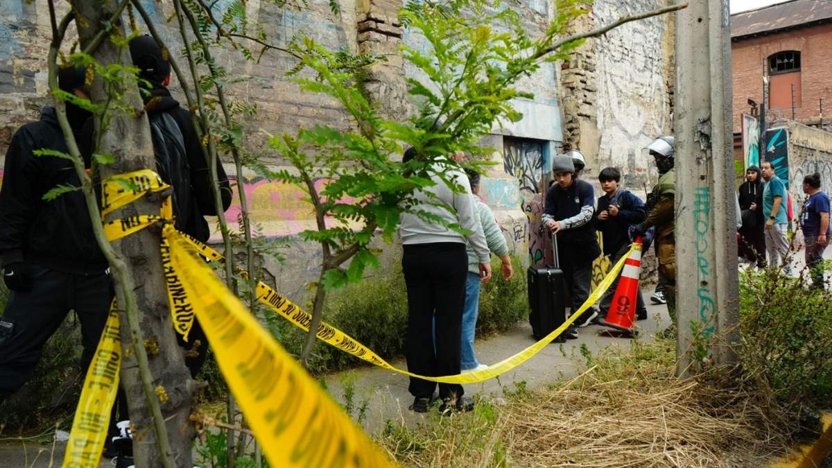 Estudiantes son escoltados por fuerzas de seguridad afuera del Colegio Nacional Internado Barros Arana (INBA) debido a un incendio en Santiago de Chile
