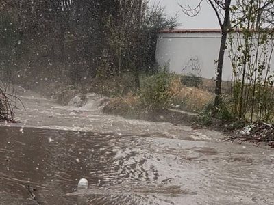 Problema crónico: la calle que se transformó en un río en Luján