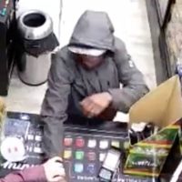 Empleados de una tienda de cigarros dan golpiza a un sujeto que intentó asaltarla (Video)