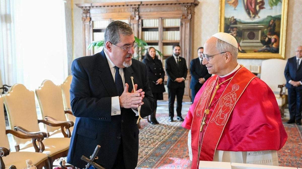El papa León León XIV este sábado en audiencia con el presidente de Guatemala, Bernardo Arévalo.