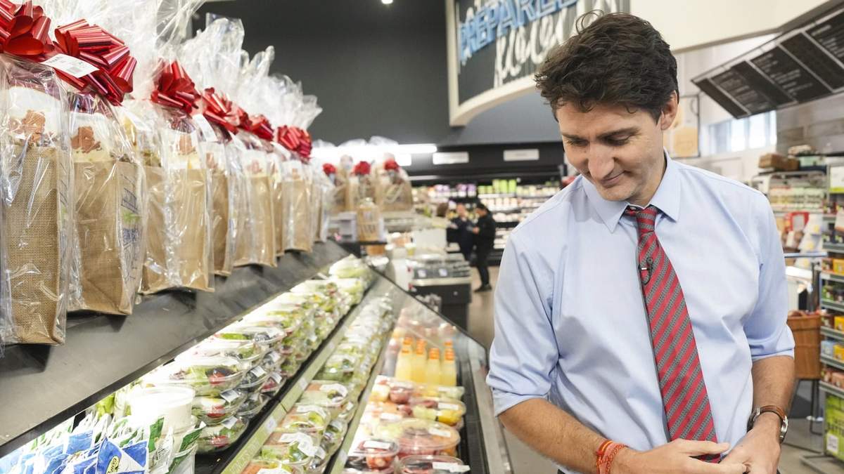El primer ministro Justin Trudeau visita Vince's Market, una tienda de comestibles en Sharon, Ontario