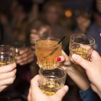 Director de salud de EU recomienda alertar sobre el riesgo de cáncer con el alcohol