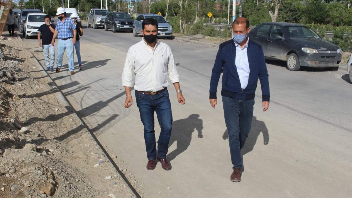Omar Gutiérrez y Carlos Koopmann ingresando a la obra del ISSN. Fuente: (Daniel Signorile)