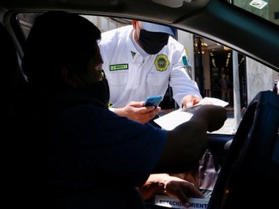 Primer día del nuevo programa de tránsito en CDMX: 52 infracciones y 73 autos al “corralón”