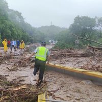 Guardia Nacional trabaja para liberar el paso en la Autopista del Sol, entre Chilpancingo y Acapulco