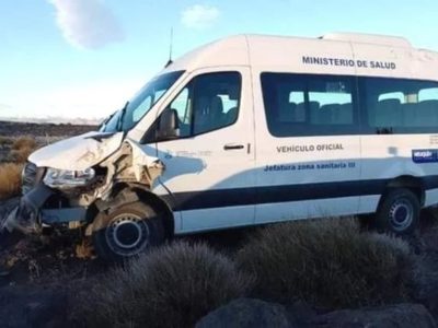 Robaron un minibús de la Zona Sanitaria III de Chos Malal y lo chocaron contra un poste de luz