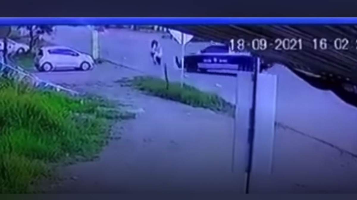 Momento en que la patrulla embiste a la motocicleta