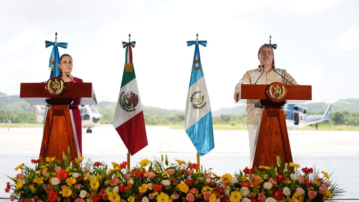 La presidenta Claudia Sheinbaum y el madatario Bernardo Arévalo, en el Encuentro bilateral México-Guatemala, en Petén, este viernes 15 de agosto de 2025