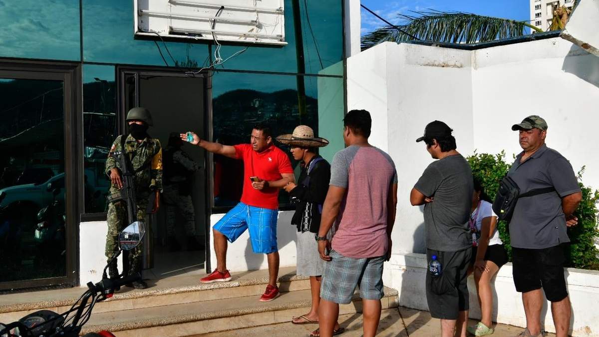 Damnificados de Otis en Acapulco hacen fila para retirar dinero en efectivo de un cajero