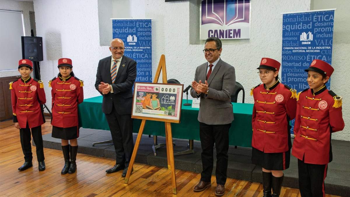 Hugo Setzer, presidente de la Caniem, y Marco Antonio Mena Rodríguez, gerente de la Coordinación de Asesores, develaron el "cachito" acompañados por "niños gritones" de la Lotería Nacional