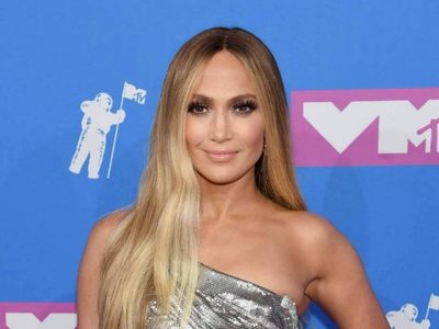 ¡BASTA! Jennifer López se animó al encaje y las ligas negras ¡50 años y diosa!