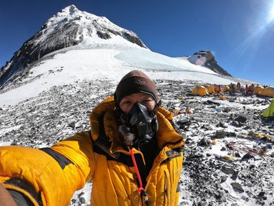 Un libro revela el ascenso al Everest contado por un joven nepalí