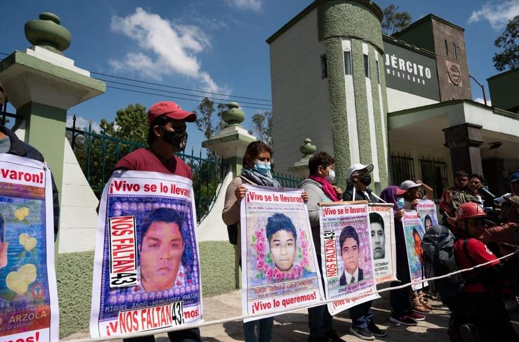 Protesta de los padres de los 43 en el Campo Militar Número Uno