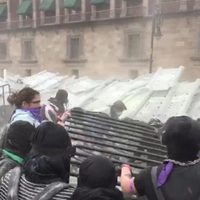 Vallas de Palacio Nacional son derribadas por un grupo de mujeres