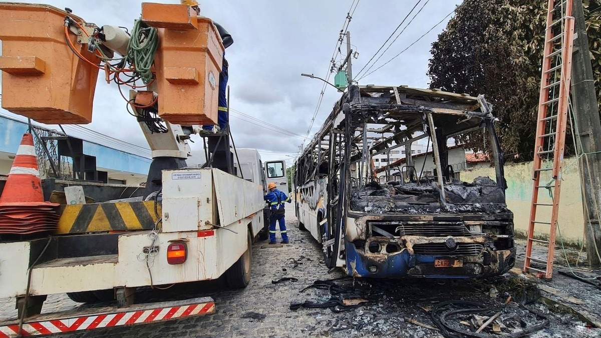 Restos carbonizados de un autobús yacen en una calle luego de tres días de disturbios en Natal, Brasil