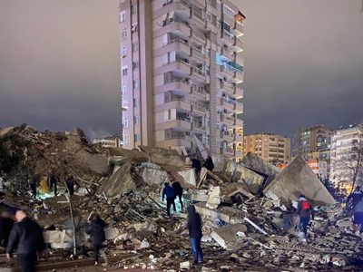 Terremoto magnitud 7.8 derriba edificios en Turquía y Siria (Video)