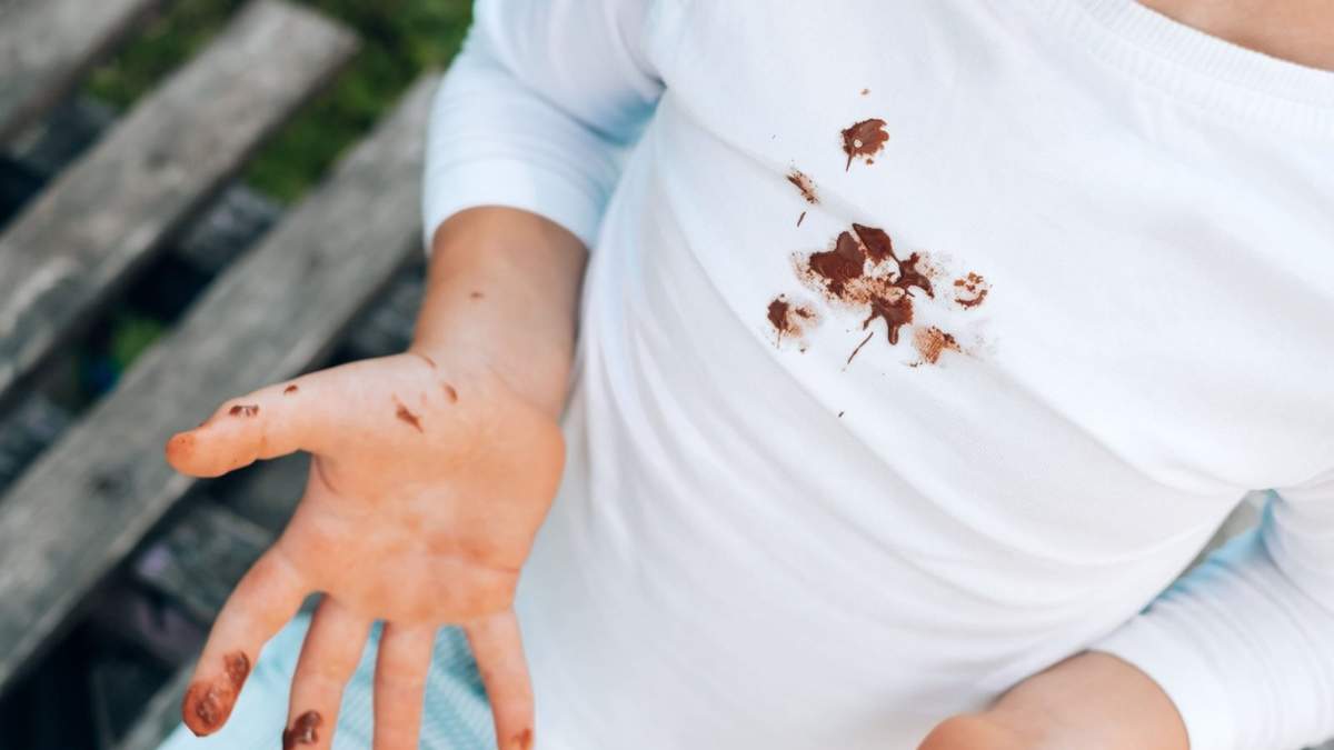 Cómo quitar las manchas de chocolate de la ropa. Fuente: (X)