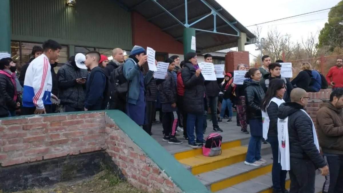 Reclamo en la EPET N°7 de Neuquén. Fuente: (Facebook)