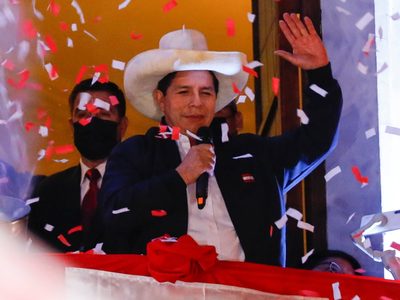 “Juro no defraudar”: Pedro Castillo recibió las credenciales de presidente electo de Perú
