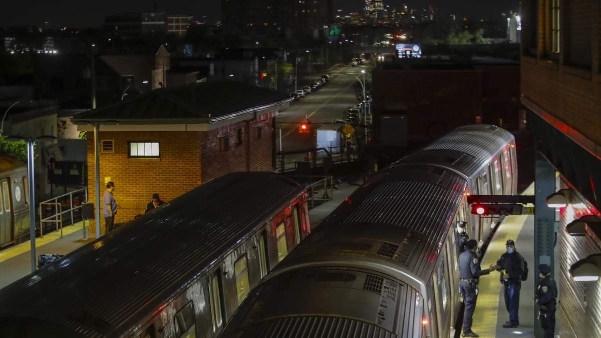 Agentes de la policía de Nueva York vacían un tren en la terminal Coney Island-Stillwell Avenue, el 5 de mayo de 2020, en el distrito de Brooklyn en Nueva York