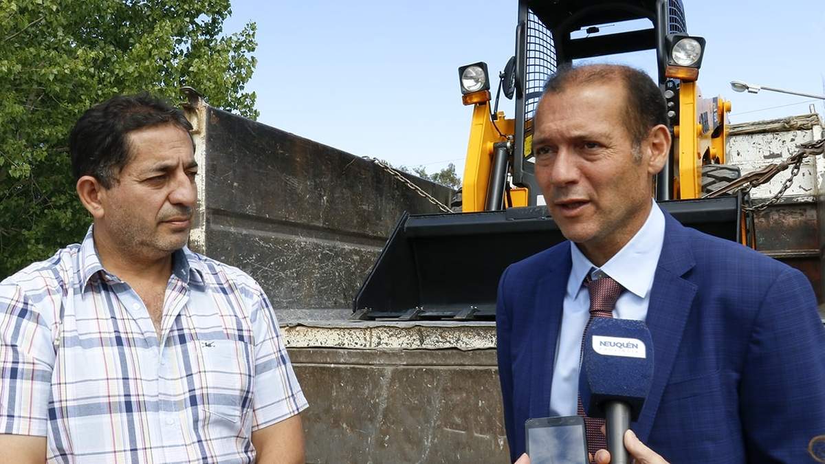 El gobernador de Neuquén, Omar Gutiérrez, junto al intendente de El Cholar. Fuente: (Gobierno de Neuquén)
