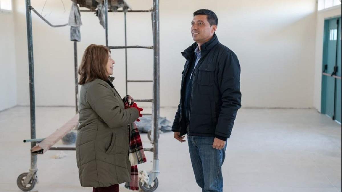 Marcos Koopmann junto a la presidenta de Pensar, Marta Basile. Fuente: (Legislatura Neuquén)