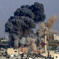 Bombardeos israelíes destruyen un edificio de 12 pisos en la Franja de Gaza