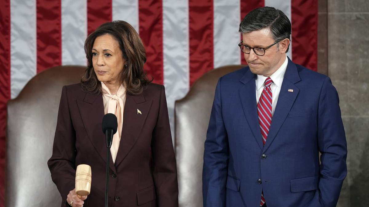 La vicepresidenta Kamala Harris da el martillazo de la sesión conjunta con el presidente de la Cámara de Representantes, Mike Johnson