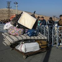 Cientos de sirios hacen fila en la frontera turca con la esperanza de volver a casa