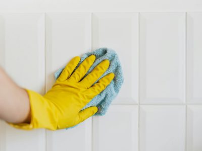 Elimina las manchas de humedad del baño utilizando sólo un producto