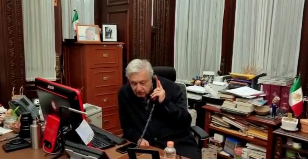 El presidente López Obrador en el escritorio de Laurita