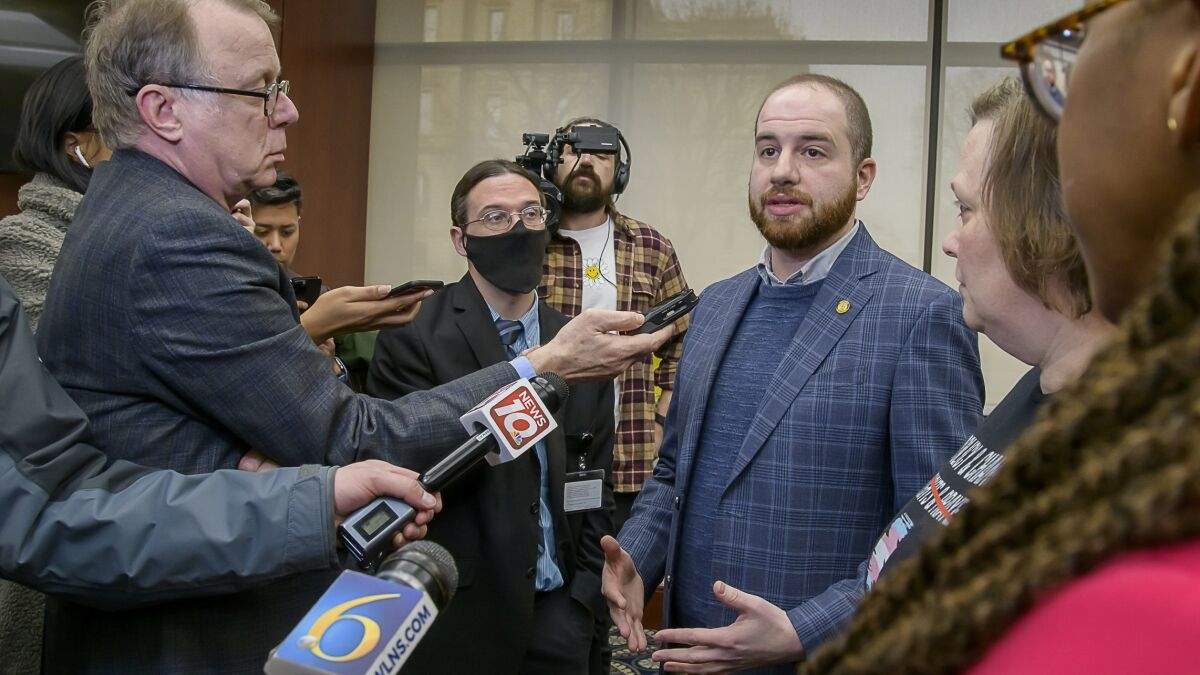 eremy Moss, el primer senador estatal abiertamente gay de Michigan, habla con la prensa el 9 de febrero de 2023 en Lansing. La legislatura de Michigan dio aprobación final a una ley que prohíbe la terapia de reconversión sexual para menores, un paso más en la agenda pro-LGBTQ+ de los legisladoresdemócratas en el estado