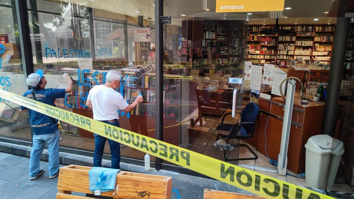 Trabajadores continúan con la limpieza de la librería Julio Torri